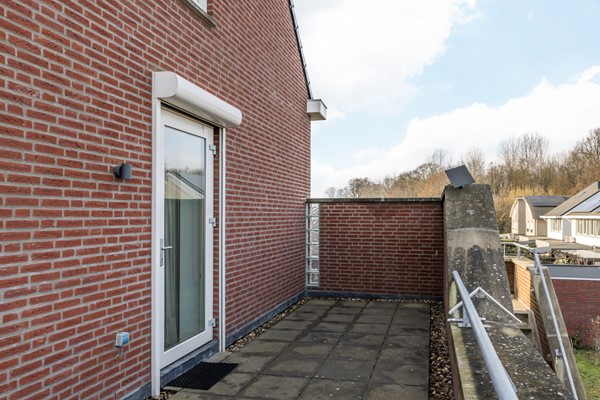 Foto - Te koop: Op goede en in geliefde woonwijk in Voerendaal gelegen halfvrijstaande bovenwoning (type B3 maisonnette), met o.a. dakterras, separate berging op de begane grond en eigen parkeerplaats. 